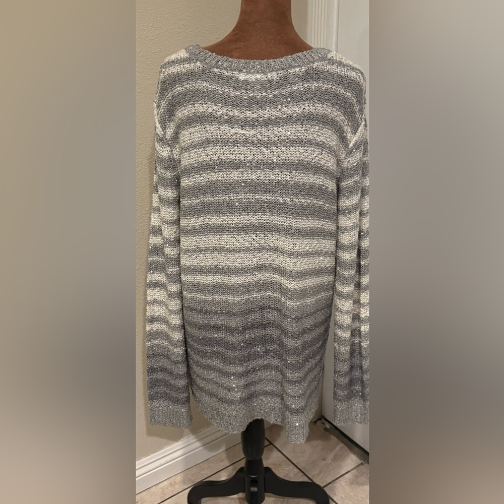 Liz Claiborne Gray and Cream V-Neck Sweater - Picture 4 of 4